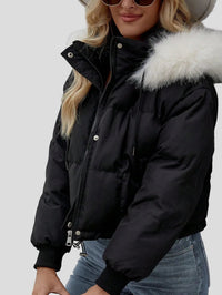 Elly kort svart jacka med fuskpälshuva