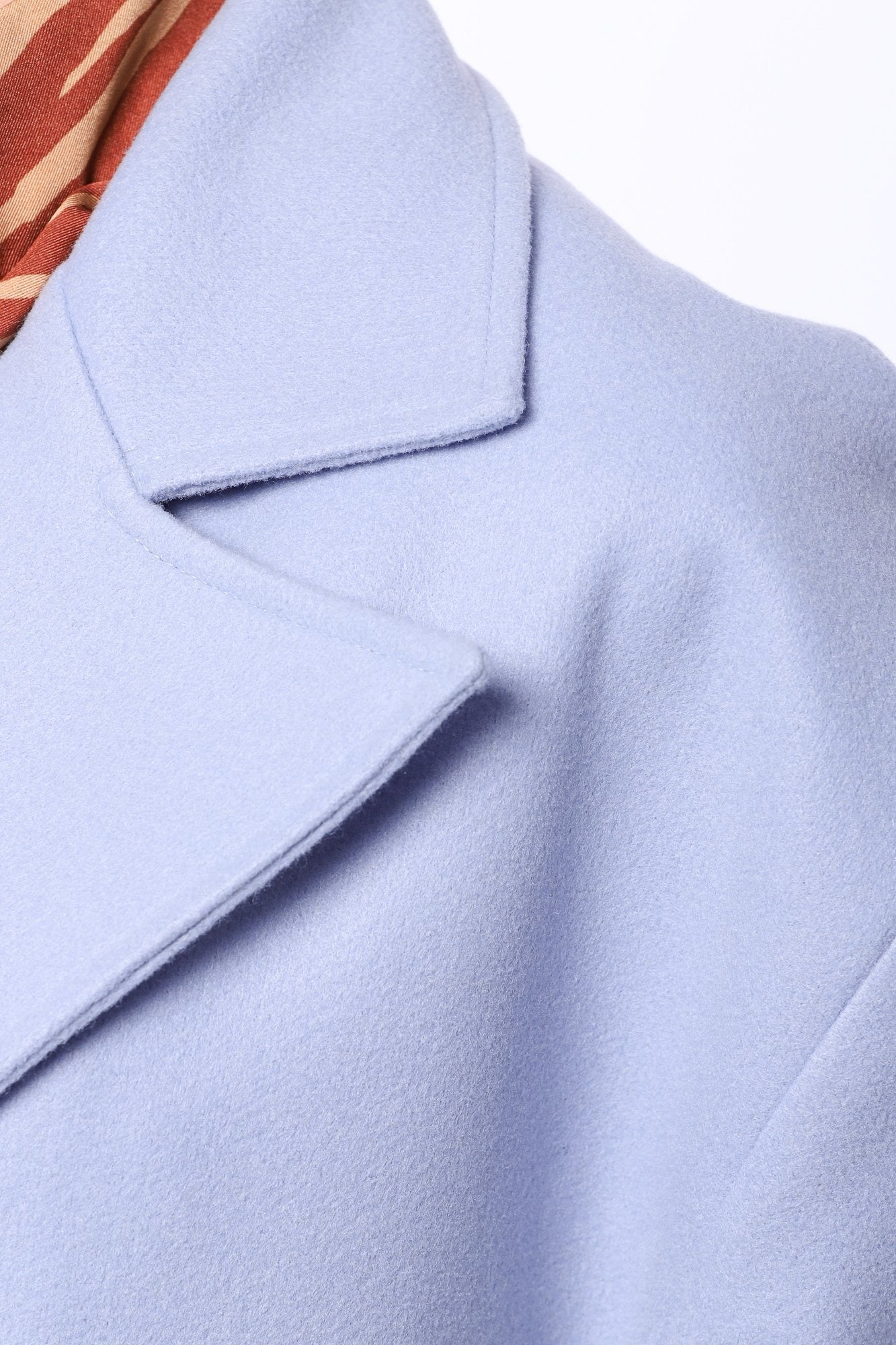 Lång ljusblå kappa med två rader knappar