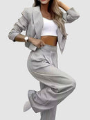 Elegant vitrandig kostym med kavaj och utsvängda byxor