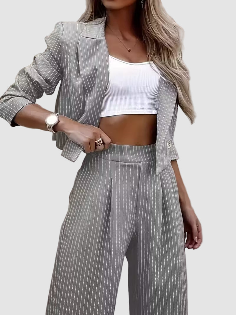 Elegant vitrandig kostym med kavaj och utsvängda byxor