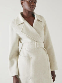 Ullkappa med dubbla rader knappar och skärp i midjan