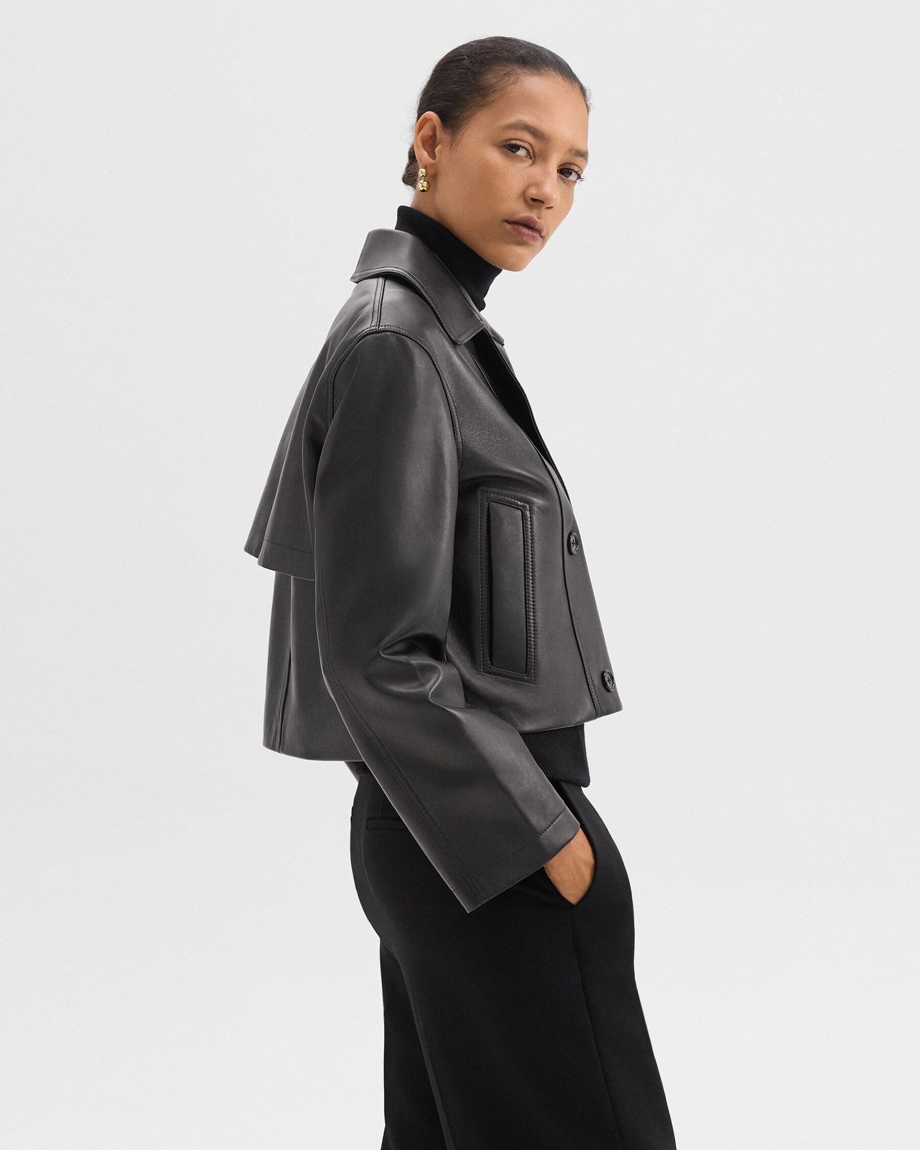 Kort svart jacka med två rader knappar