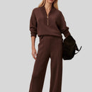 Tvådelad kostym med dragkedja fram och utsvängda byxor