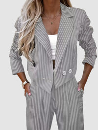 Elegant vitrandig kostym med kavaj och utsvängda byxor