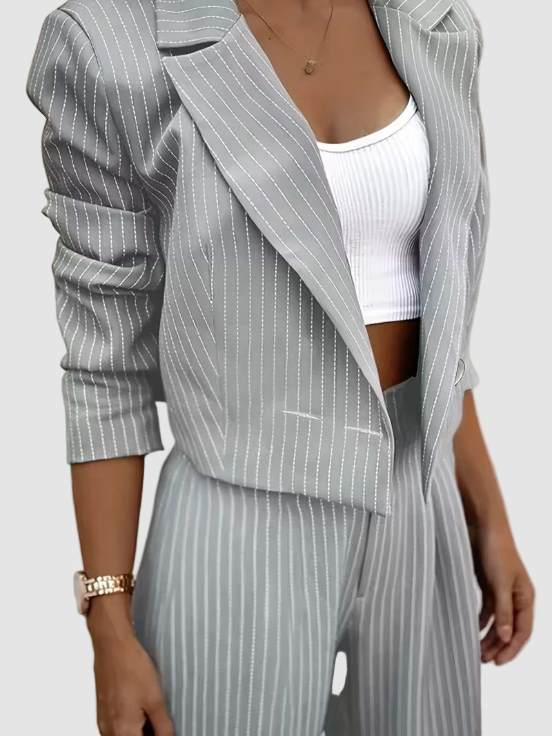 Elegant vitrandig kostym med kavaj och utsvängda byxor