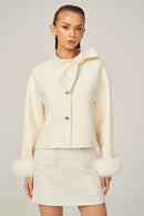 Alycee vit kashmirkappa med kaninpäls på ärmarna