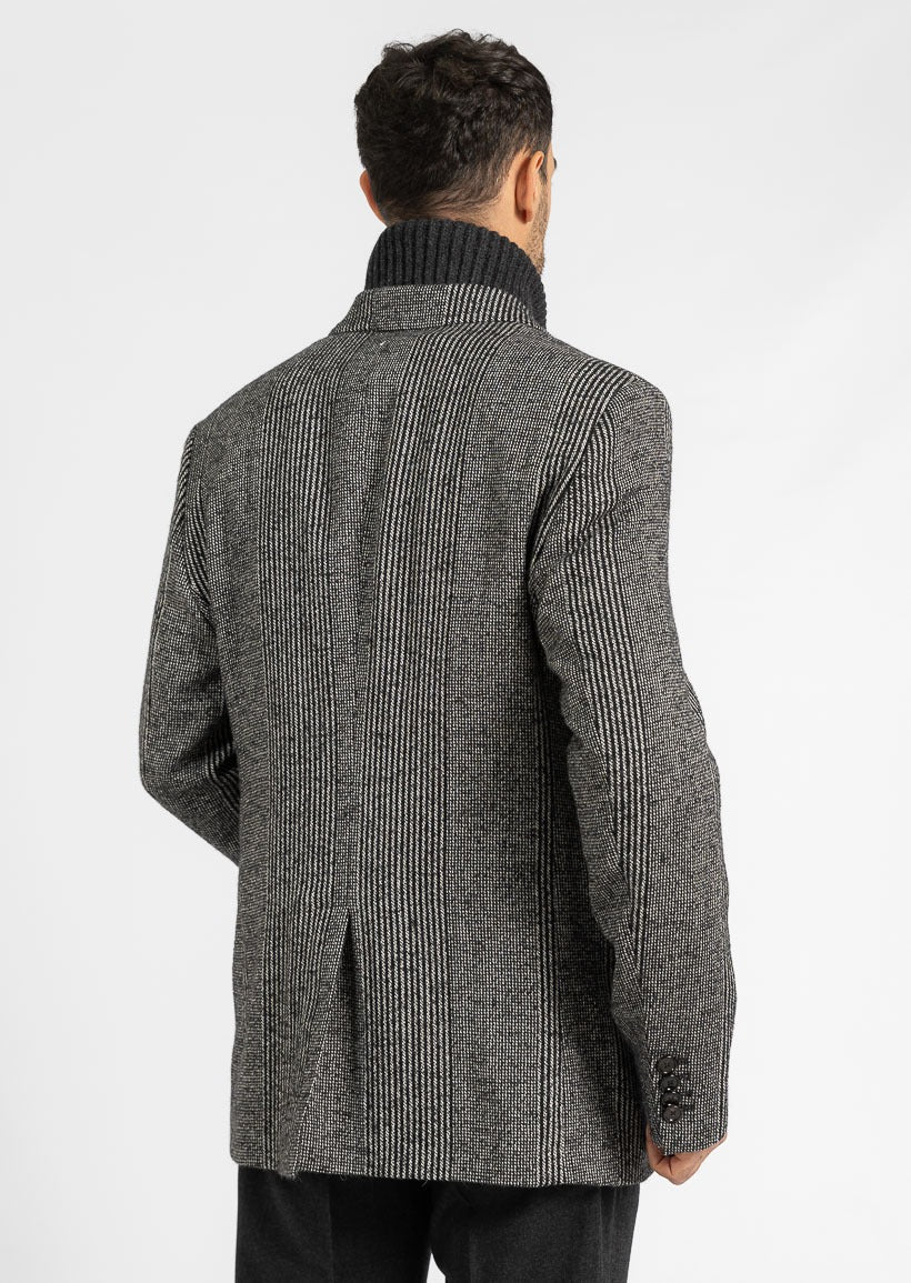 Svart jacka med knappar och långa ärmar