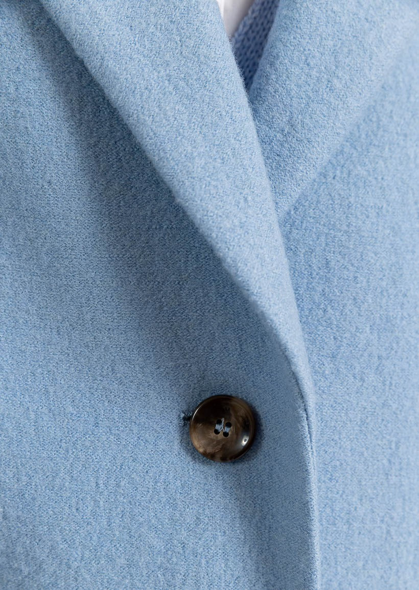 Blå kappa med långa ärmar, knälång och knappar