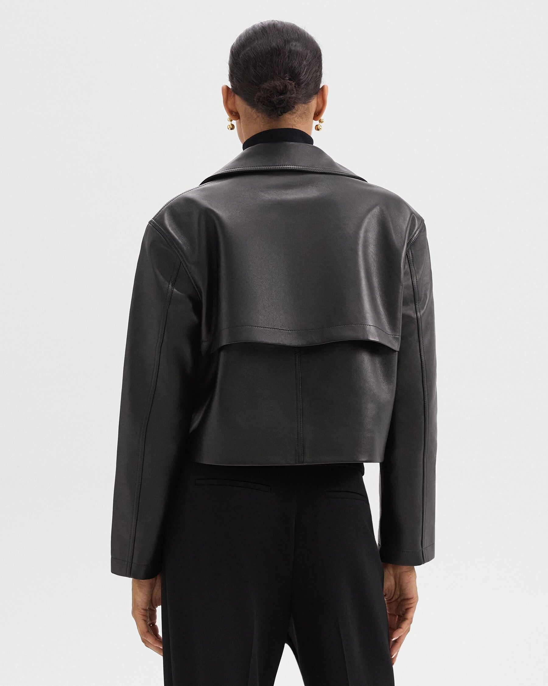 Kort svart jacka med två rader knappar