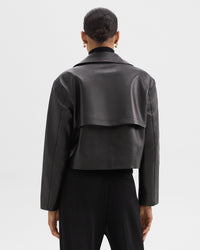 Kort svart jacka med två rader knappar