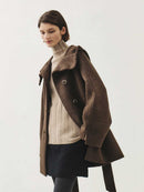 Kort brun ullkappa med huva och volang i midjan