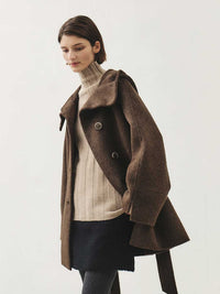 Kort brun ullkappa med huva och volang i midjan