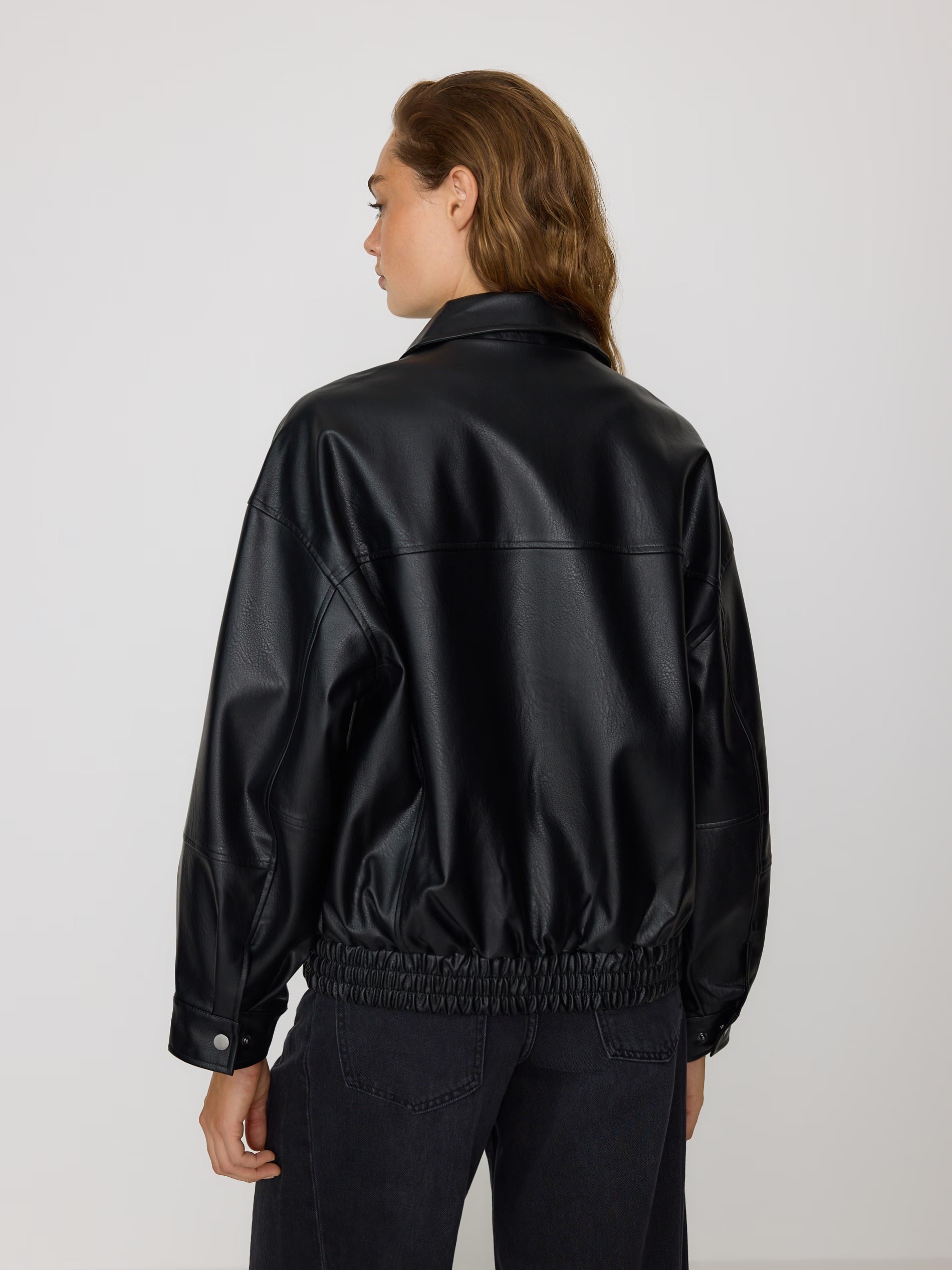 Svart eko-läderjacka med dragkedja och fickor