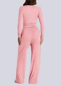 Tvådelad kostym med åtsittande kavaj och utsvängda byxor