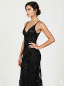 Svart Ala-klänning med V-ringning, axelband, öppen rygg och paljetter