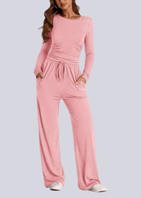 Tvådelad kostym med åtsittande kavaj och utsvängda byxor