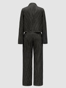 Elegant vitrandig kostym med kavaj och utsvängda byxor