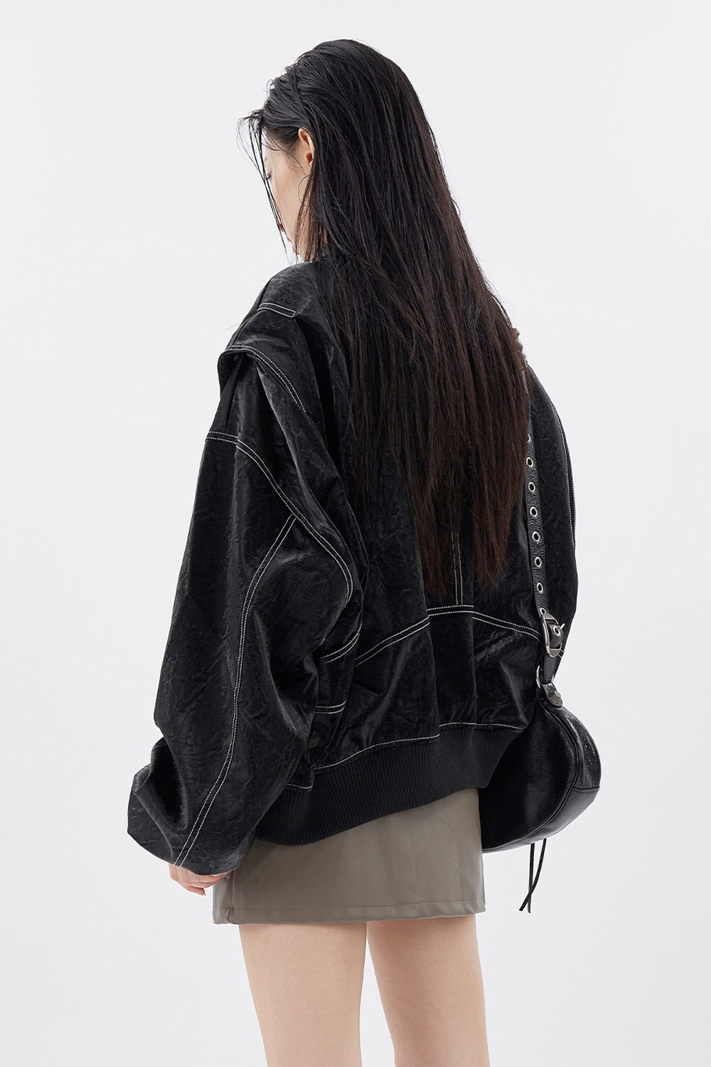 Svart eko-läderjacka med långa ärmar och slag, med dragkedja