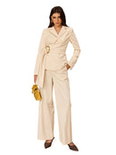 Elegant, vit Bella-kostym med utsvängda byxor och bälte