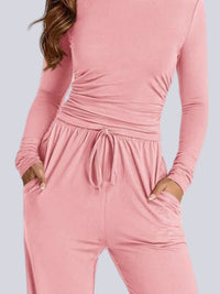 Tvådelad kostym med åtsittande kavaj och utsvängda byxor