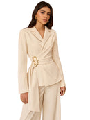 Elegant, vit Bella-kostym med utsvängda byxor och bälte