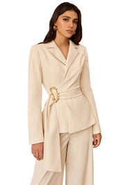 Elegant, vit Bella-kostym med utsvängda byxor och bälte