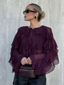 Inna vinröd blus med lager på lager volanger och knappar