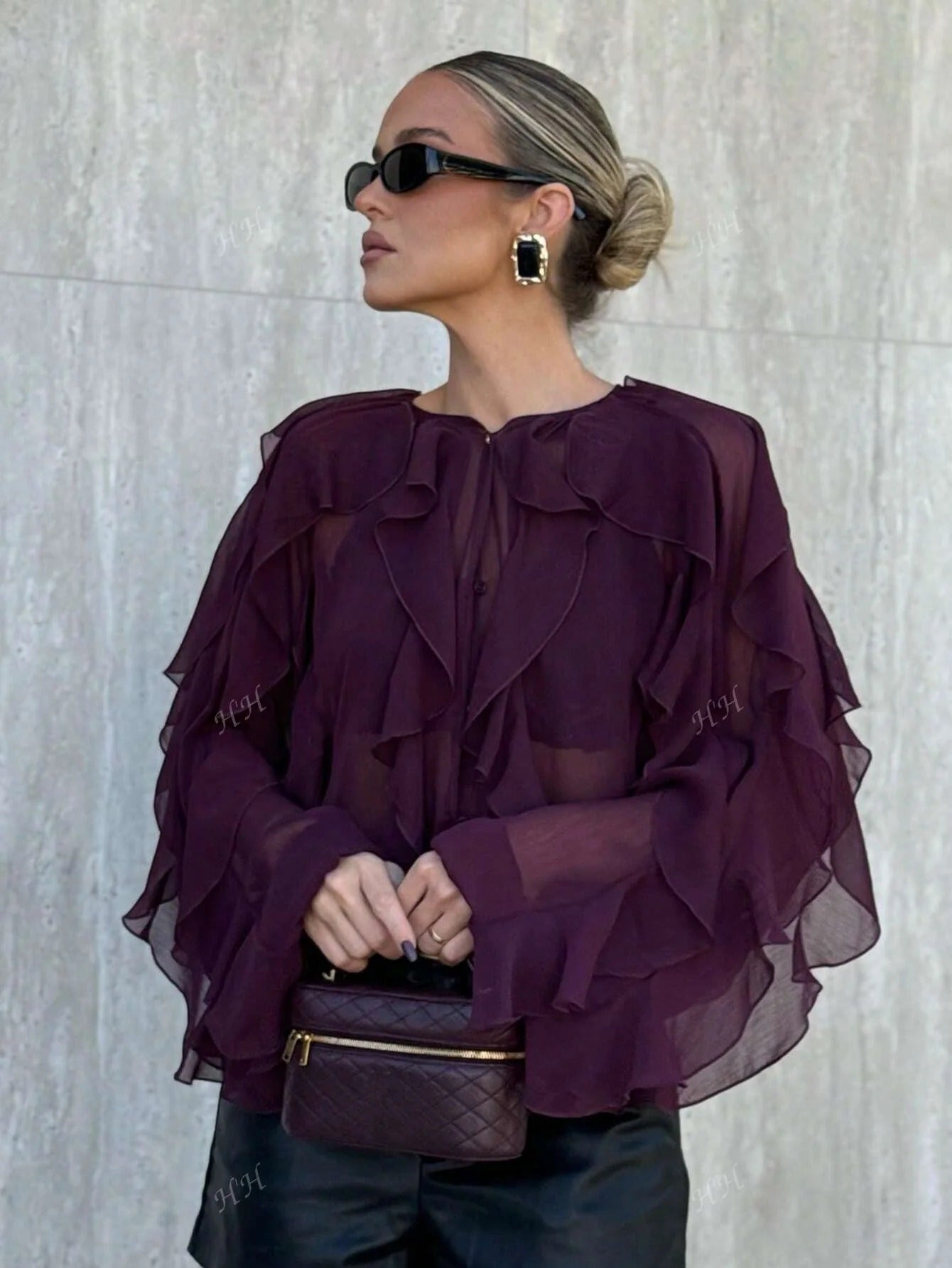 Inna vinröd blus med lager på lager volanger och knappar