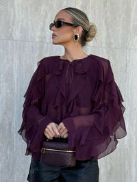 Inna vinröd blus med lager på lager volanger och knappar