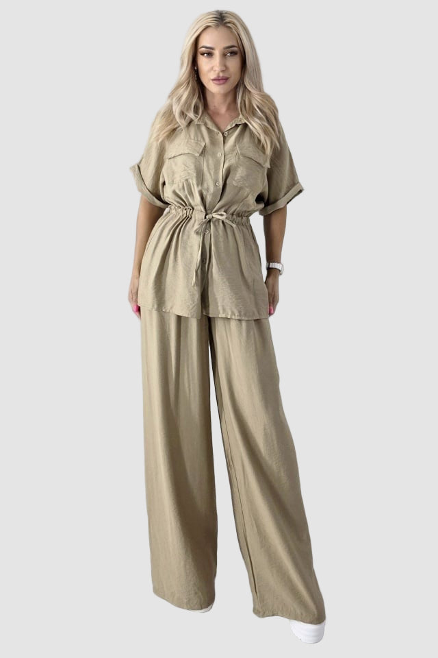 Tvådelad kostym med utsvängda byxor och blus med knappar