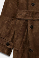 Dubbelknäppt kappa med skärp i mocka