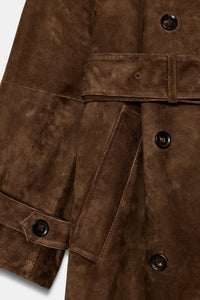 Dubbelknäppt kappa med skärp i mocka