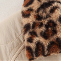 Leopardmönstrad jacka, bomullsfoder, rund krage, långa ärmar och knäppning med en knapp