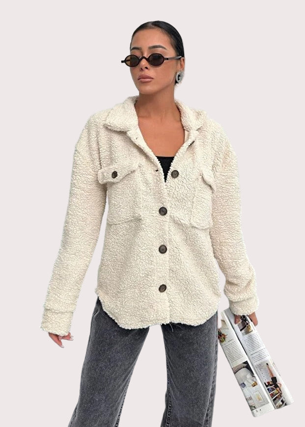 Vit jacka med slag och knappar