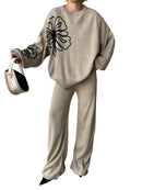 Tvådelad kostym med vida byxor och blommönster på blusen