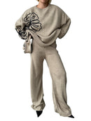 Tvådelad kostym med vida byxor och blommönster på blusen