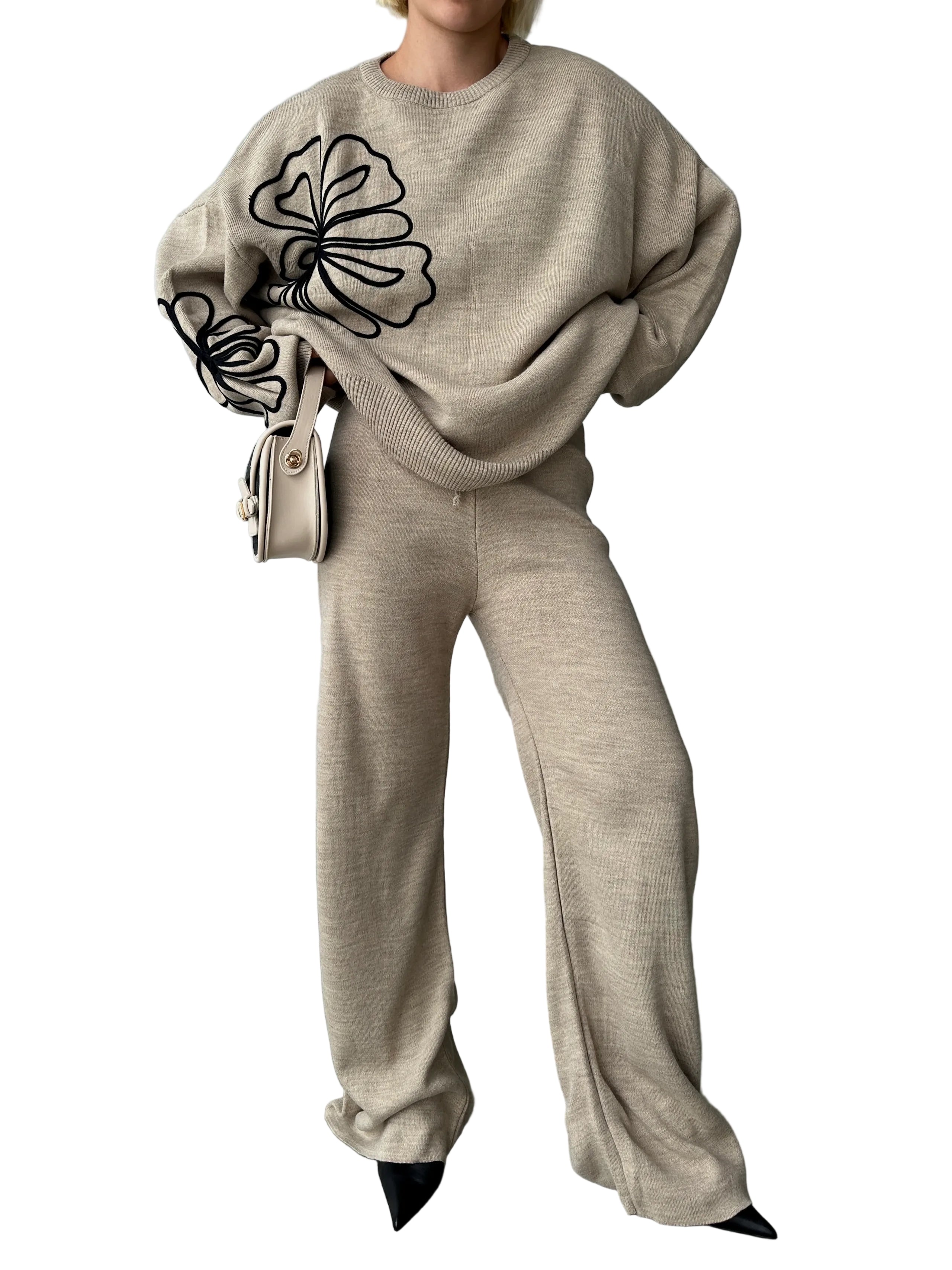 Tvådelad kostym med vida byxor och blommönster på blusen