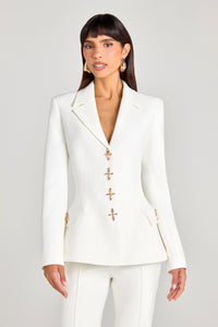 Vit tvådelad kostym med kavaj och byxor