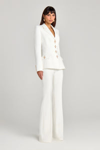 Vit tvådelad kostym med kavaj och byxor