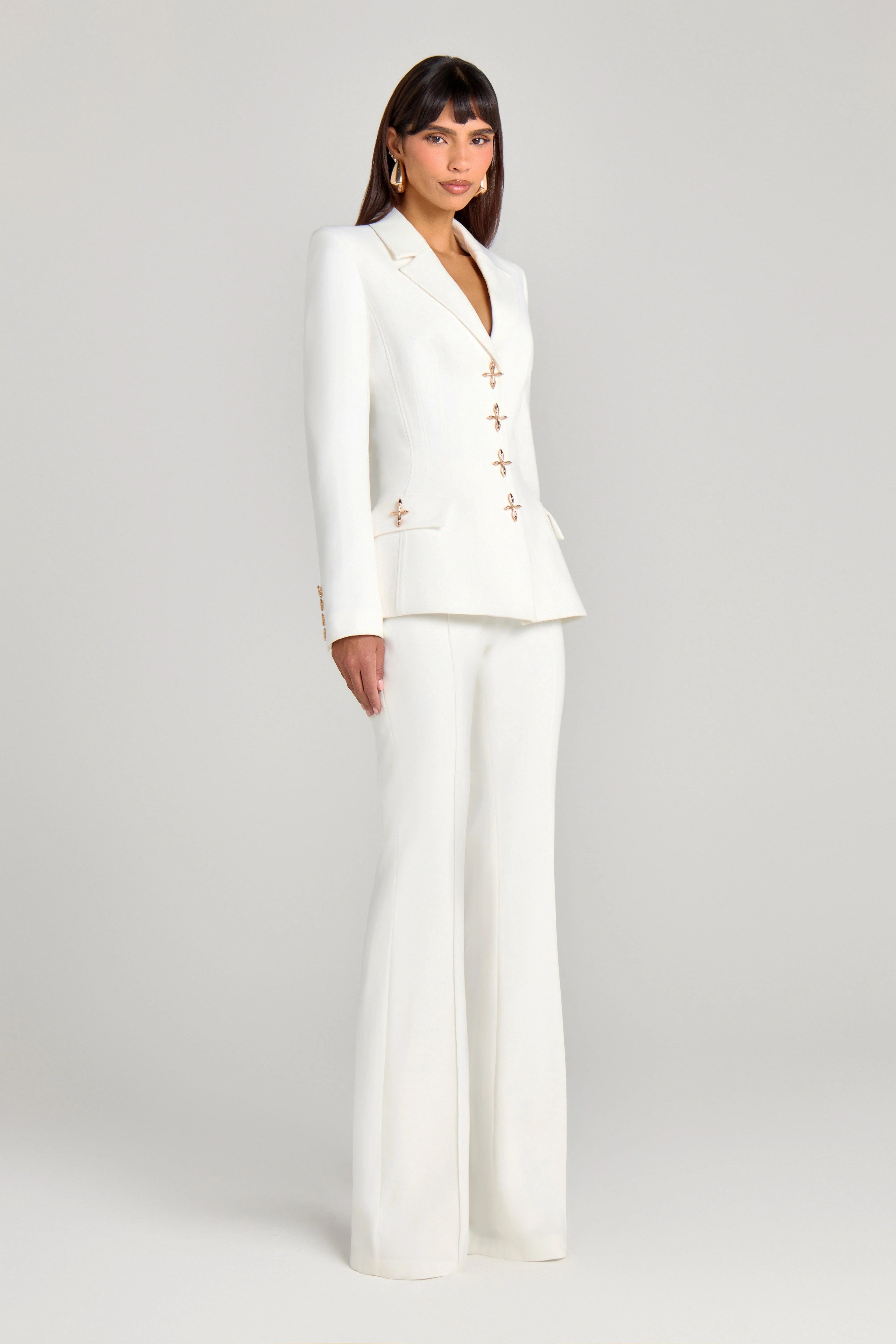 Vit tvådelad kostym med kavaj och byxor