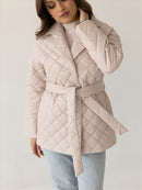 Ynna krämfärgad kappa med rutiga slag, midjebälte och fickor