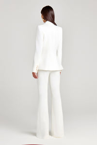 Vit tvådelad kostym med kavaj och byxor