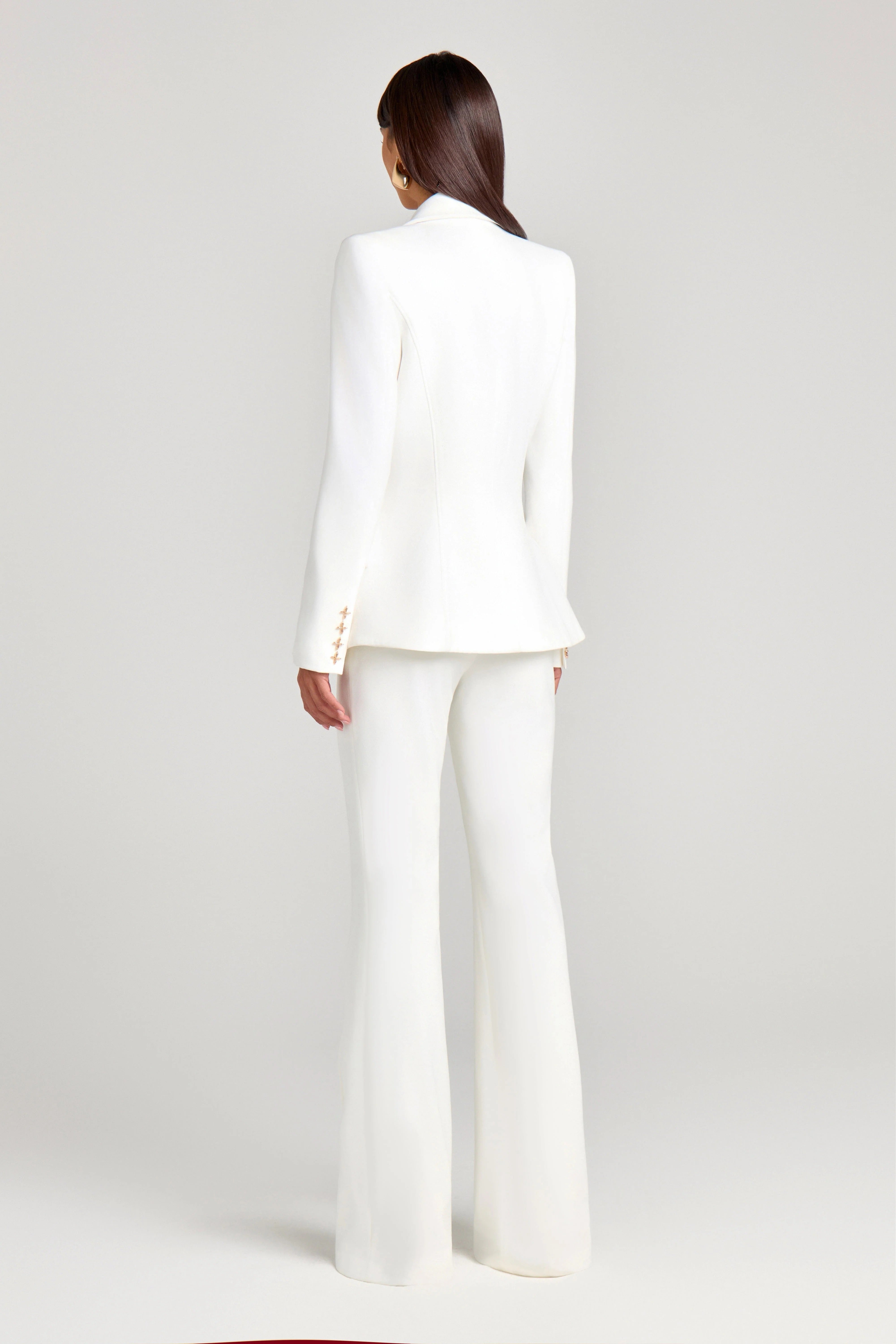 Vit tvådelad kostym med kavaj och byxor