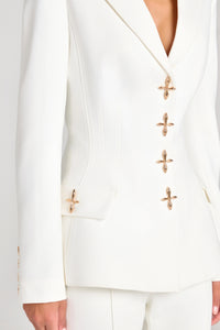 Vit tvådelad kostym med kavaj och byxor