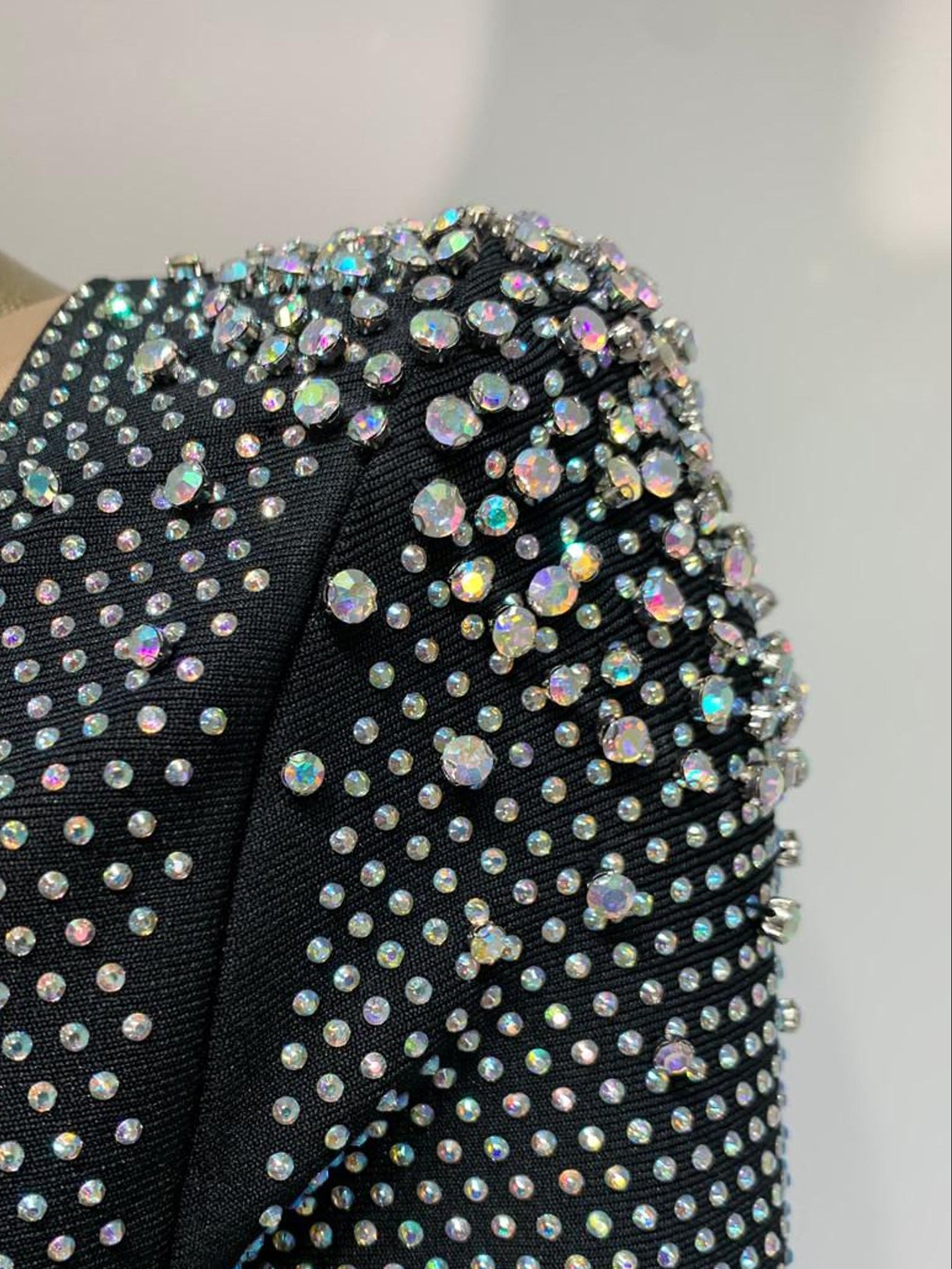 Svart smal tvådelad klänning med långa ärmar, paljetter och djup halsringning