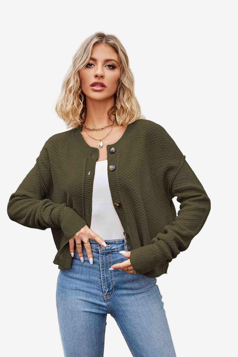 Stickad kofta, med en knapp