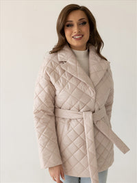 Ynna krämfärgad kappa med rutiga slag, midjebälte och fickor