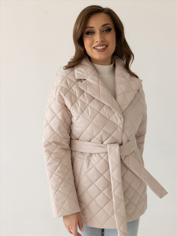 Ynna krämfärgad kappa med rutiga slag, midjebälte och fickor