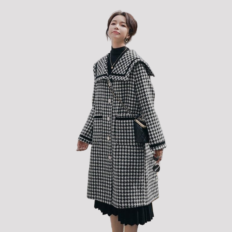 Marinblå ullkappa med bred krage med knappar och fickor