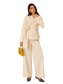 Elegant, vit Bella-kostym med utsvängda byxor och bälte